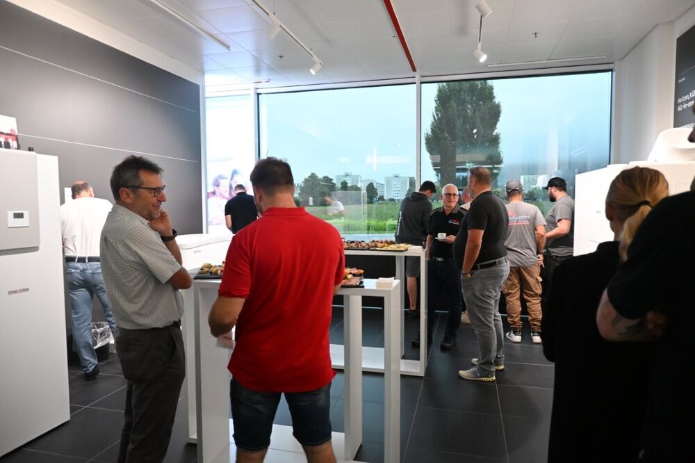 Business-Frühstück in Lupfig: Die anwesenden HLK-Fachleute wurden über die neue Wärmepumpen-Linie, Kältemittel und Sicherheitsaspekte informiert.